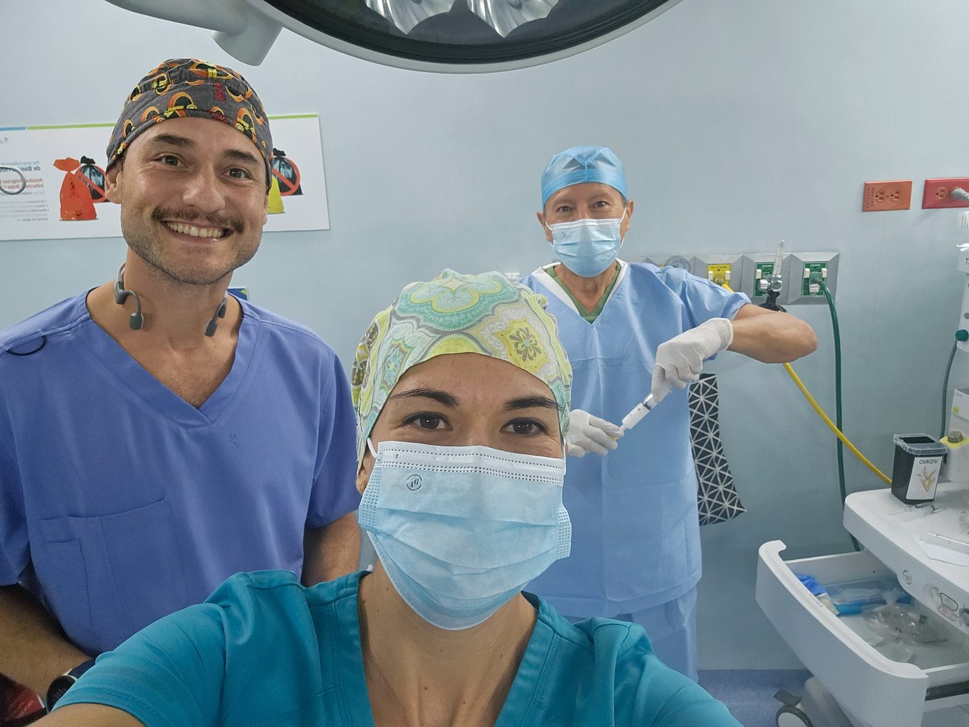 Dr. Jorge Barbachano and Dr. Lili Padilla in the operating room at Hospital Galenia, Cancún